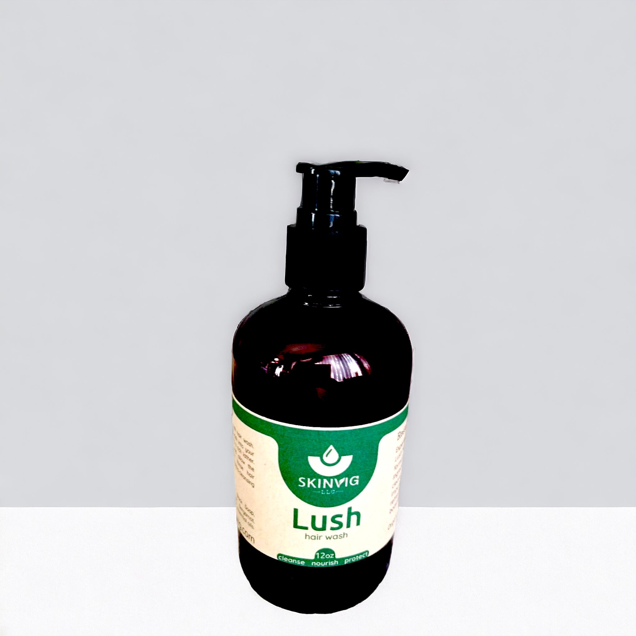 Experience the ultimate hair wash with our Lush Hair Wash. Our vegan and organic formula is designed to deeply cleanse, condition, soften, and detangle all hair types. Made with the powerful African black soap, expect effective and raw results. Transform your hair routine with Lush Hair Wash.